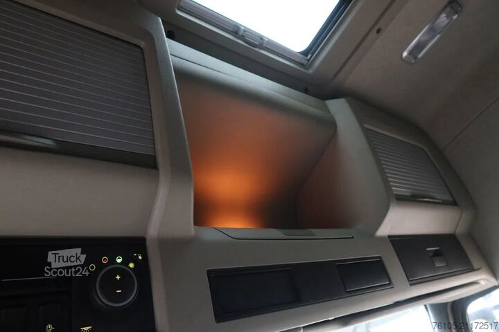 Koffer Volvo FM 330 Bakwagen + Laadklep DHollandia 2000 kg