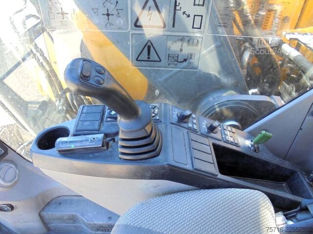 Tela-alustainen kaivinkone Volvo ECR 235 E L