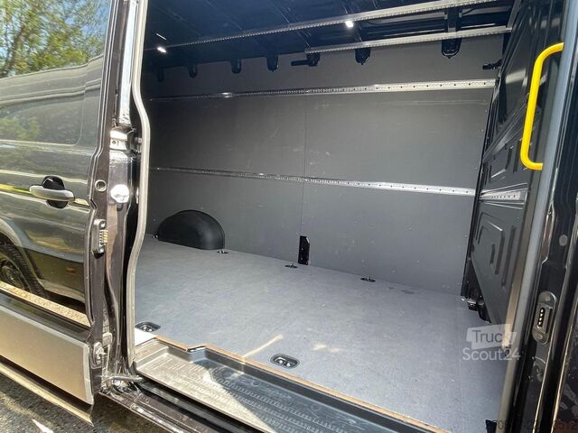 High top van VW Crafter Kasten 35 L4H3 AHK RFK äden