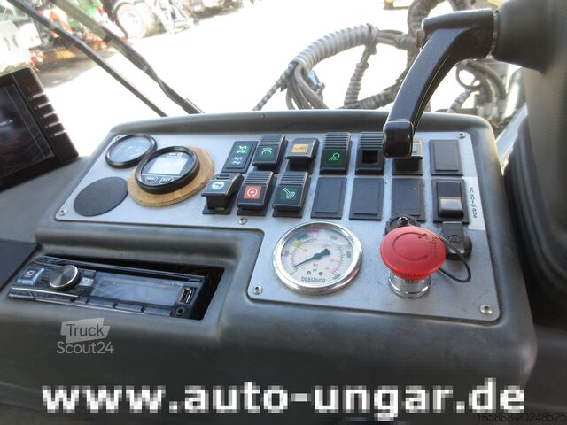 Veegmachine Boschung S3 Kehrmaschine urban sweeper Wildkraut