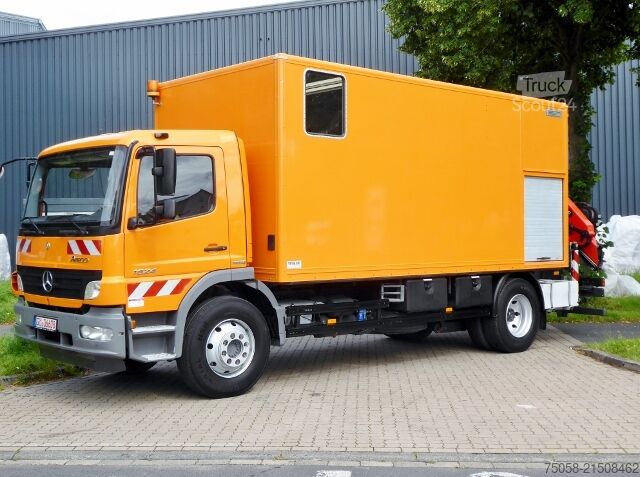 γερανός τοποθετημένος σε φορτηγό Mercedes-Benz Atego 1524 - Werkstattwagen - Kran - 68T