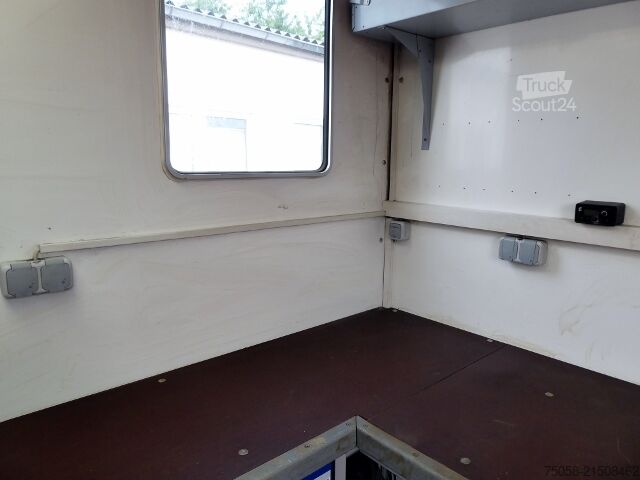 γερανός τοποθετημένος σε φορτηγό Mercedes-Benz Atego 1524 - Werkstattwagen - Kran - 68T