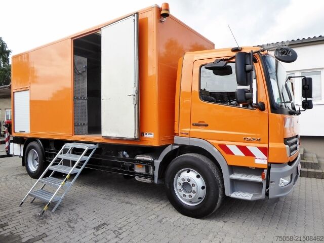 γερανός τοποθετημένος σε φορτηγό Mercedes-Benz Atego 1524 - Werkstattwagen - Kran - 68T