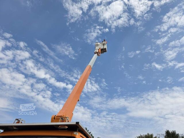 Platformă de lucru montată pe camion IVECO 80E80 Hubsteiger ESDA Typ TG 1800