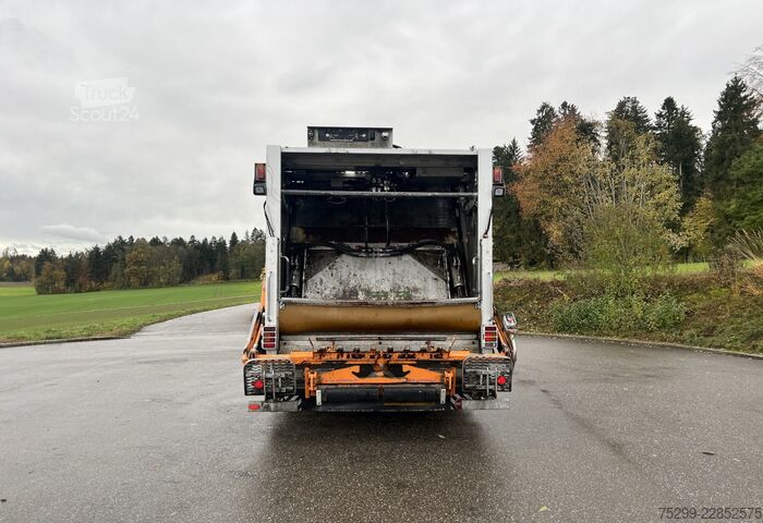 *RHD* 2010 Volvo FM-370 6x2R camion compattatore dei rifiuti Volvo Trucks *RHD* FM-370 6x2R Kehrichtwagen