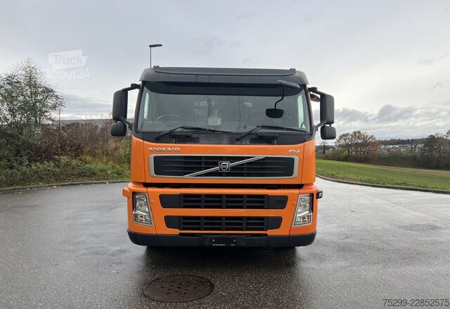 *RHD* 2010 Volvo FM-370 6x2R camion compattatore dei rifiuti Volvo Trucks *RHD* FM-370 6x2R Kehrichtwagen