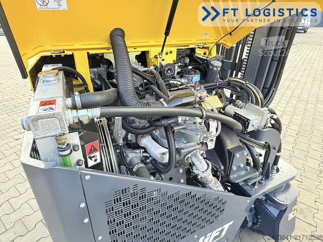 Carretilla retráctil de 4 vías Combilift CB2500 GAS TRIPLEX 4900 FORK POSITIONER