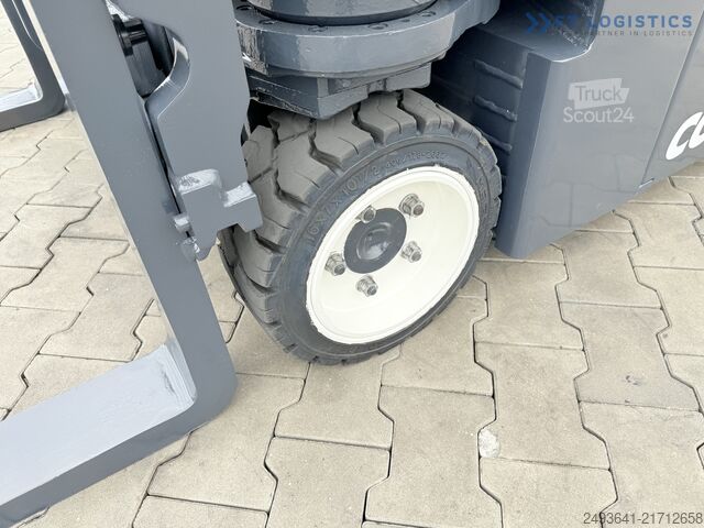 Négyirányú targoncát COMBILIFT CBE2500 TRIPLEX 5500 FORK POSITIONER