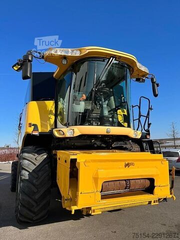  New Holland CR 980 mit Smart Steer Lenksystem, Schneidwerk opt