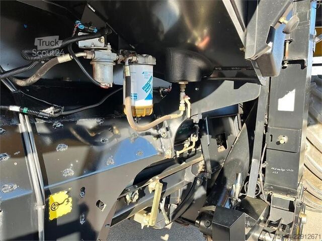  New Holland CR 980 mit Smart Steer Lenksystem, Schneidwerk opt