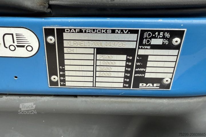 Autocarro con pianale e telone DAF LF 220 108 4x2 Blache