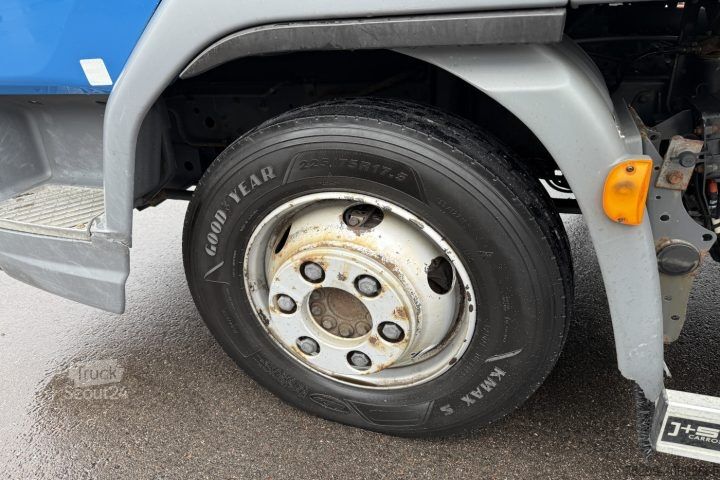 Samochód ciężarowy z plandeką typu platforma DAF LF 220 108 4x2 Blache