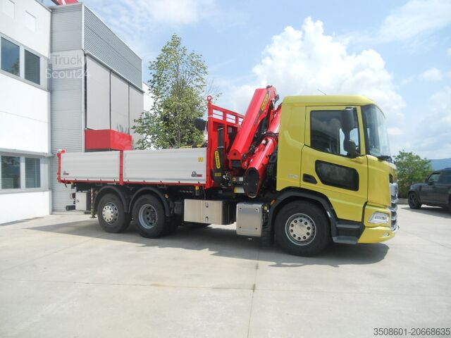 Lastbil med kran og trilateral tipper DAF XD 450