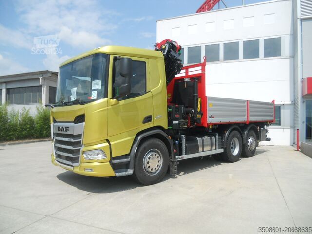 Lastbil med kran og trilateral tipper DAF XD 450