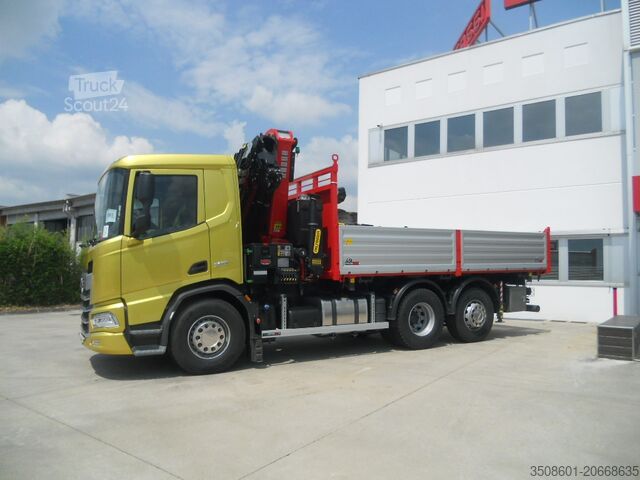 Lastbil med kran og trilateral tipper DAF XD 450