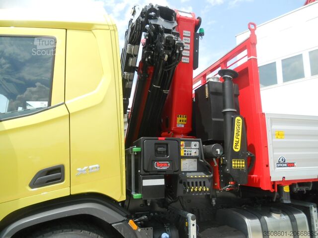 Lastbil med kran og trilateral tipper DAF XD 450