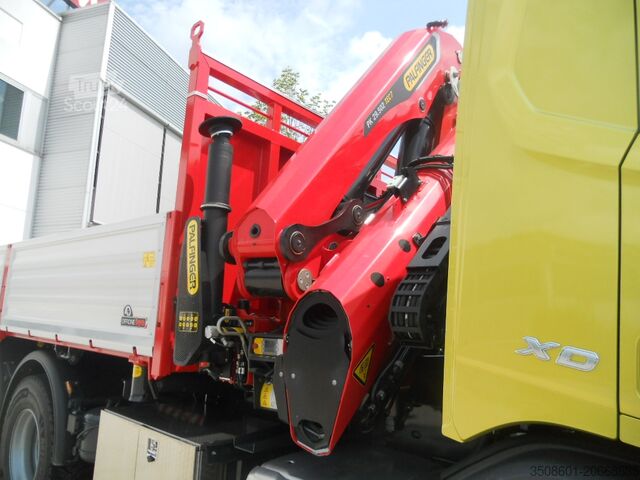 Lastbil med kran og trilateral tipper DAF XD 450