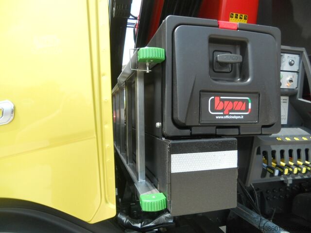 Lastbil med kran og trilateral tipper DAF XD 450