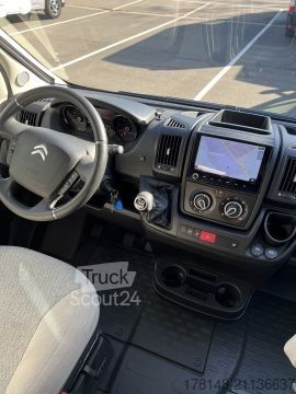 Ημιενσωματωμένο αυτοκινούμενο τροχόσπιτο Carado T 447