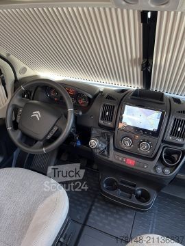 Ημιενσωματωμένο αυτοκινούμενο τροχόσπιτο Carado T 447