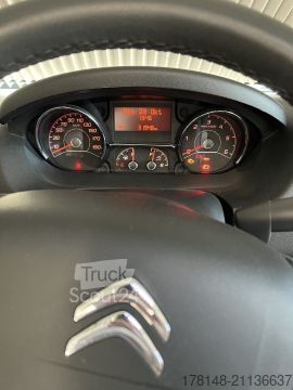 Ημιενσωματωμένο αυτοκινούμενο τροχόσπιτο Carado T 447