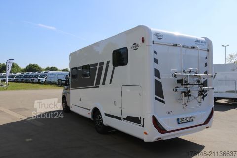 Ημιενσωματωμένο αυτοκινούμενο τροχόσπιτο Carado T 447