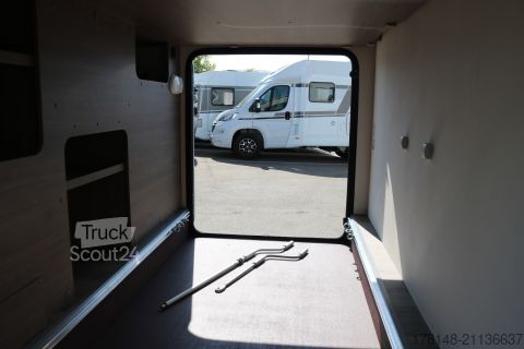 Ημιενσωματωμένο αυτοκινούμενο τροχόσπιτο Carado T 447