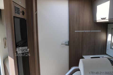 Ημιενσωματωμένο αυτοκινούμενο τροχόσπιτο Carado T 447