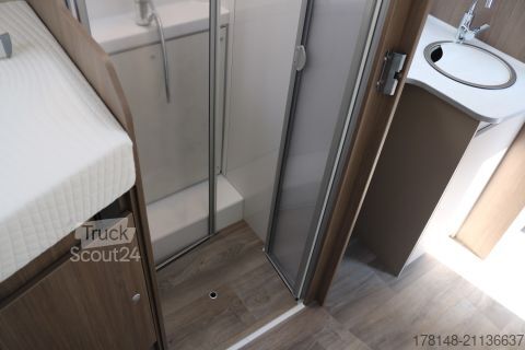 Ημιενσωματωμένο αυτοκινούμενο τροχόσπιτο Carado T 447