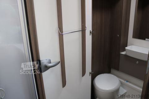 Ημιενσωματωμένο αυτοκινούμενο τροχόσπιτο Carado T 447