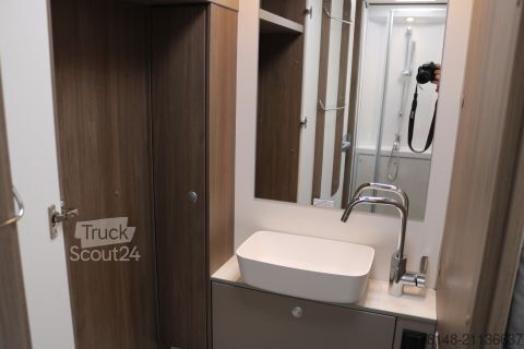 Ημιενσωματωμένο αυτοκινούμενο τροχόσπιτο Carado T 447