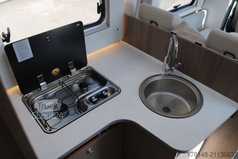 Ημιενσωματωμένο αυτοκινούμενο τροχόσπιτο Carado T 447