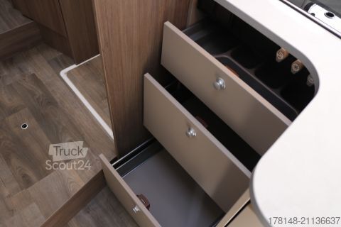 Ημιενσωματωμένο αυτοκινούμενο τροχόσπιτο Carado T 447