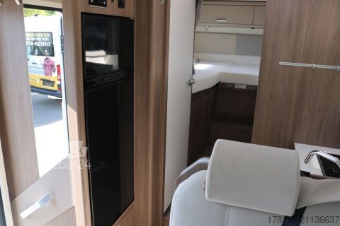 Ημιενσωματωμένο αυτοκινούμενο τροχόσπιτο Carado T 447