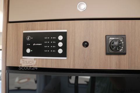 Ημιενσωματωμένο αυτοκινούμενο τροχόσπιτο Carado T 447