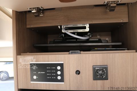 Ημιενσωματωμένο αυτοκινούμενο τροχόσπιτο Carado T 447