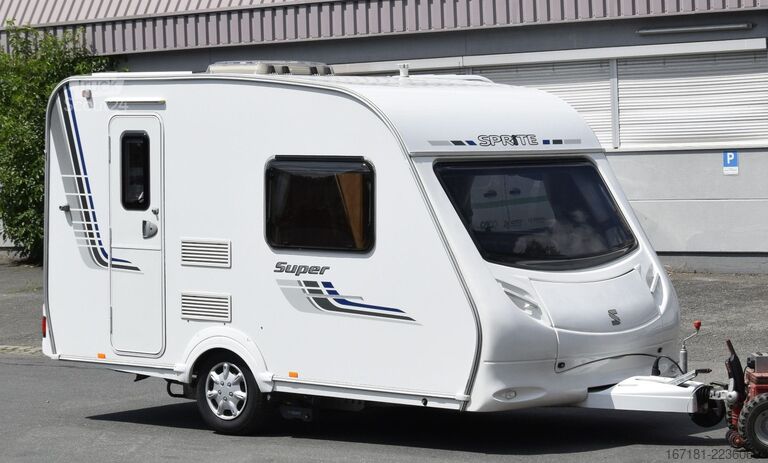 Karavāna SPRITE Super 390 mit Mover und Vorzelt