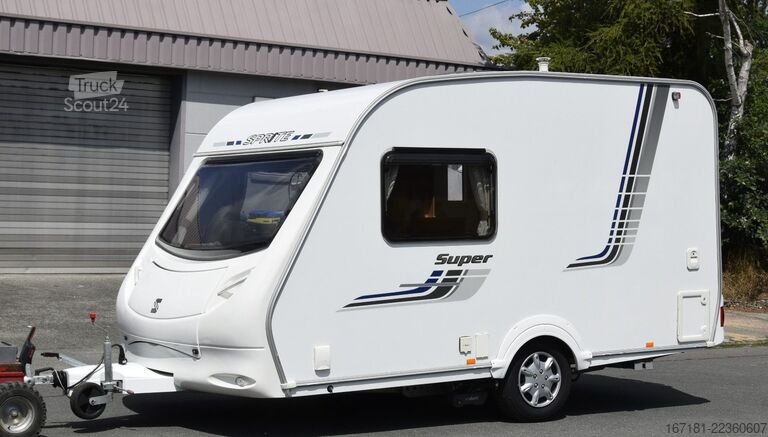 Karavāna SPRITE Super 390 mit Mover und Vorzelt