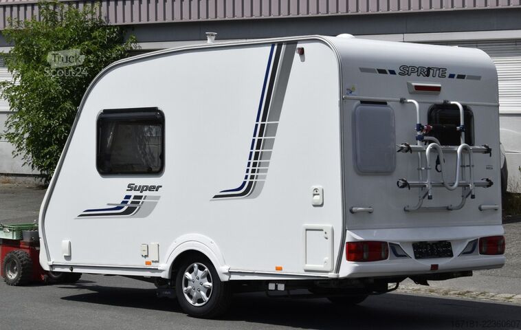 Karavāna SPRITE Super 390 mit Mover und Vorzelt