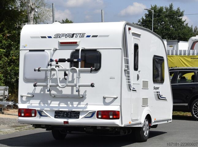 Karavāna SPRITE Super 390 mit Mover und Vorzelt