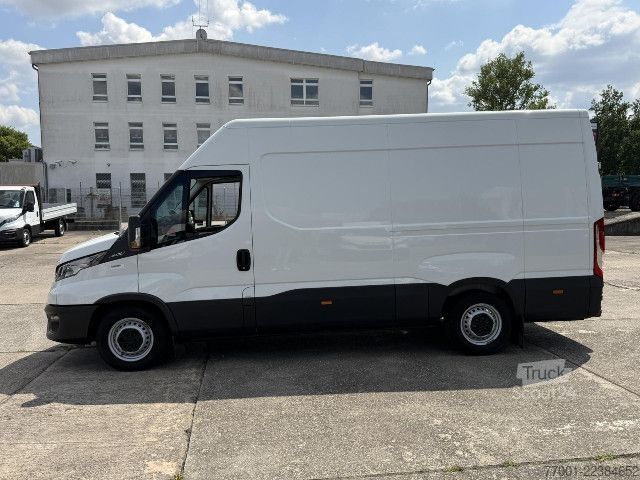 Slēgtais furgons IVECO 35S16V Klima / DAB / PDC