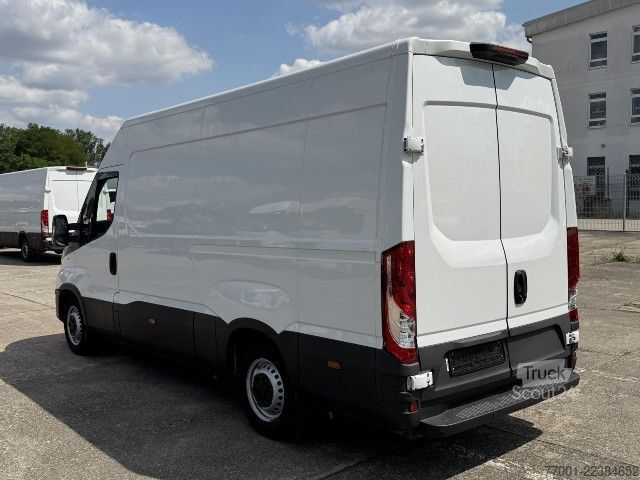 Slēgtais furgons IVECO 35S16V Klima / DAB / PDC