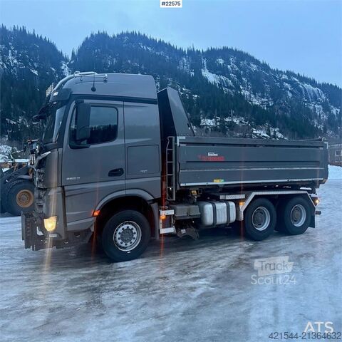 Самосвал Mercedes-Benz Arocs 6x4 brøyterigget kombibil, laxolås, sidetipp