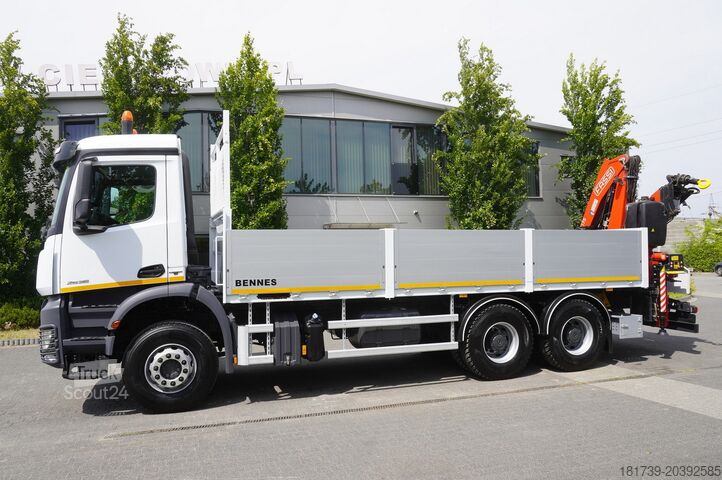 Široká strana s HDS Mercedes-Benz Arocs 2633 flatbed truck / Crane FASSI