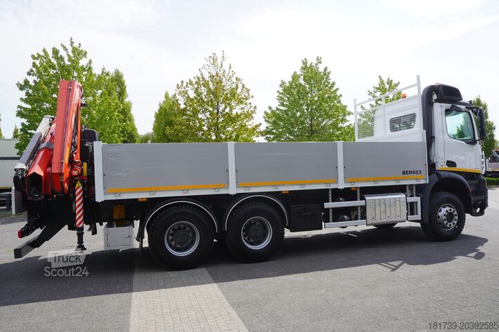 Široká strana s HDS Mercedes-Benz Arocs 2633 flatbed truck / Crane FASSI