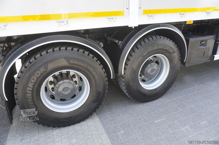 Široká strana s HDS Mercedes-Benz Arocs 2633 flatbed truck / Crane FASSI