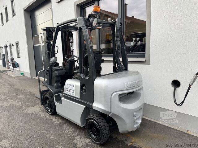 Передній навантажувач Nissan A250