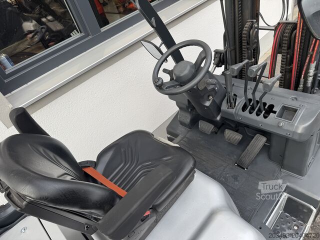 Передній навантажувач Nissan A250