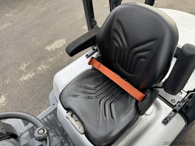 Передній навантажувач Nissan A250