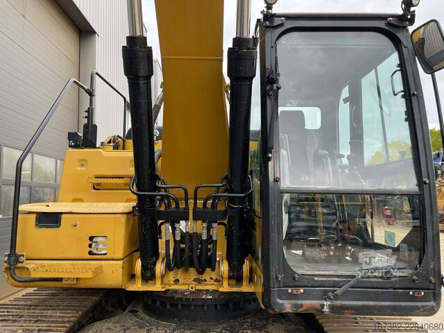 Paletli ekskavatör Caterpillar 320FL
